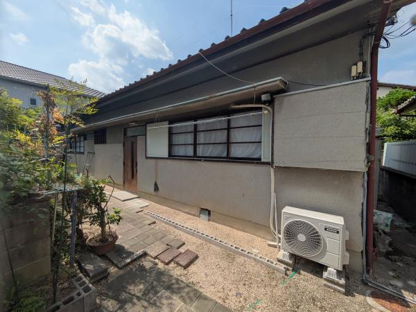 現況平屋の建物がございます。
