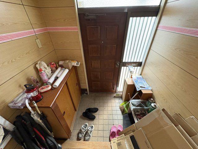 落ち着いた雰囲気の玄関スペース。下足箱が備えられており、靴や小物を整理しやすい造りです。窓付きのため自然光が入り、日中は明るさを確保。来客時にもすっきりとした印象を与える、実用性の高い玄関です。
