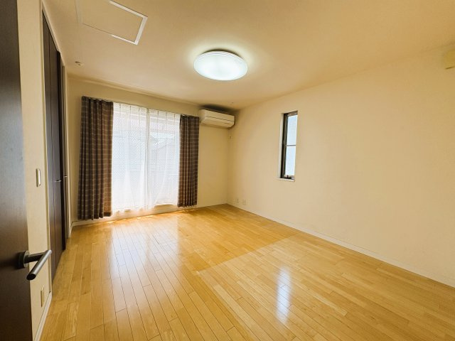 主寝室（2026年7月）撮影　日当たりがよく気持ちの良い場所です