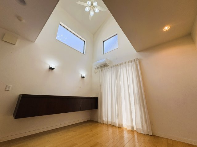 吹抜（2026年7月）撮影　約5mの吹抜がリビングを明るく演出