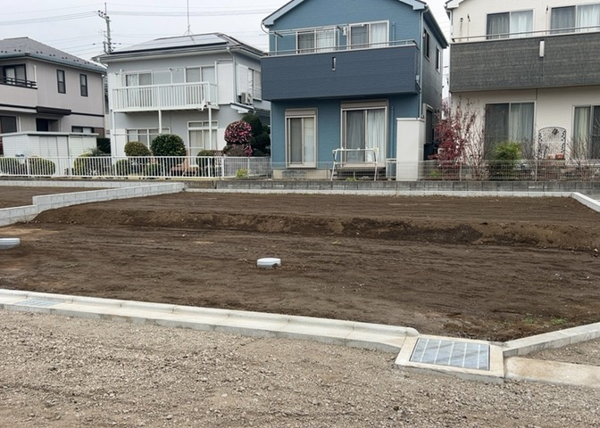 土地の形が極端に長細かったり、狭小地、あるいは道路との高低差がある傾斜地だった場合、後々売ろうとしても買い手がつかない場合もあります。後々、売却することになった時に価値の下がらない土地を選びましょう。