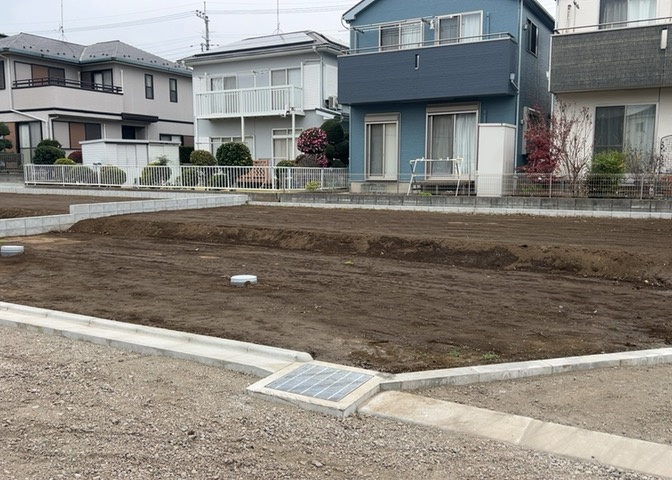 土地の面積＝住宅面積ではありません。建ぺい率の問題などで、土地のある場所によって住宅を建てられる面積は限られています。高さもしかり、「土地」という言葉の中には、建築条件も含まれると考えておきましょう。
