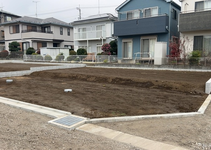 家を建てる場合、方位は要チェックです。現実的に日当たりのよい家ならばリビングは南側、建築基準法でも北側に当たる家への配慮は求められています。土地を見学に行く際は、方位磁針を持って行くようにしましょう。