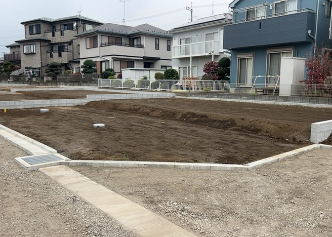 土地の前の道路に消火栓が設置されていることがあります。この場合、道路交通法第45条第1項により、駐車禁止の場所が指定されています。そのため、車庫などの駐車スペースをつくることができない場合があります。