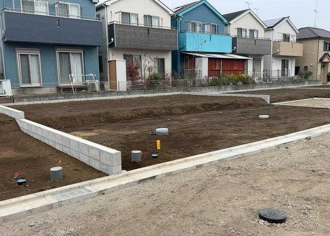 現地に行くなら、物件の周囲の地形がどうなっているかを見ることも大切です。周辺より低くなっている土地では、大雨などで水が集まりやすいため、地盤が弱くなっているということも考えられるため、注意が必要です。