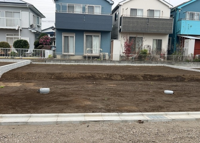土地購入を検討されている場合、境界杭がない状態で購入してしまうと境界確定測量をする必要があり、費用がかかります。購入の前に、売主、隣土地所有者立ち合いのもと境界を確定し境界杭を設置するのがベストです。