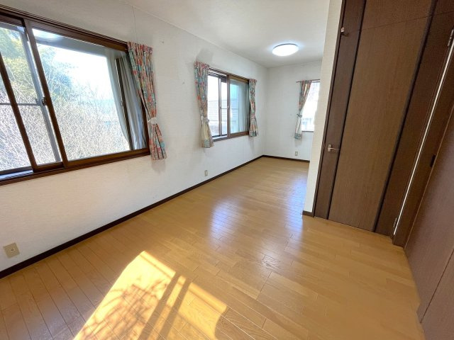 大きな窓から光が差し込む明るい洋室。収納付きでお部屋を広く使えます♪