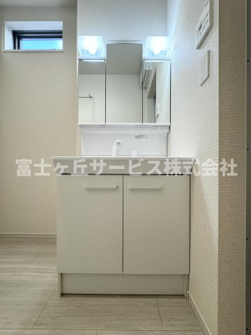 朝の身支度に便利な独立洗面台です
