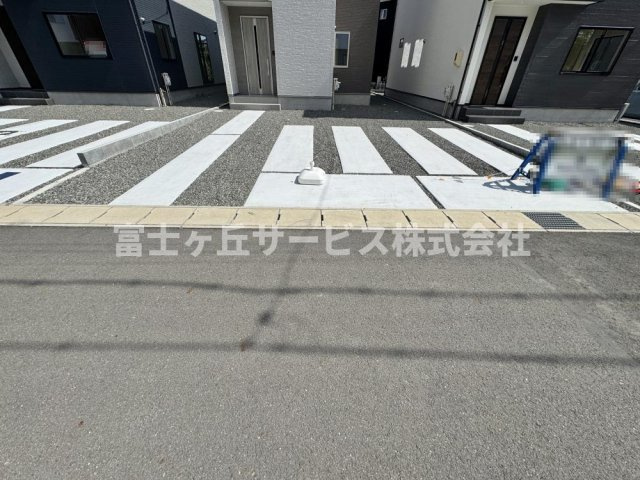 車種により4台駐車可能です