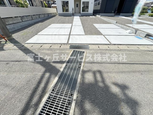 車種により2台駐車可能です