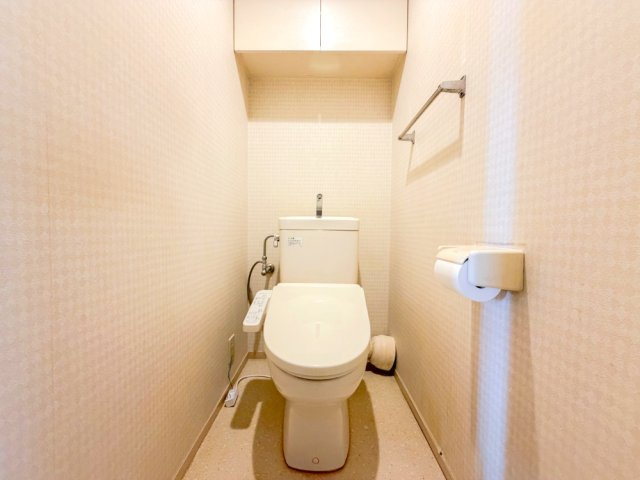 【トイレ】　洗浄機能付きトイレ。上部には収納付で、トイレットペーパー等、買い置きもしやすそうです。