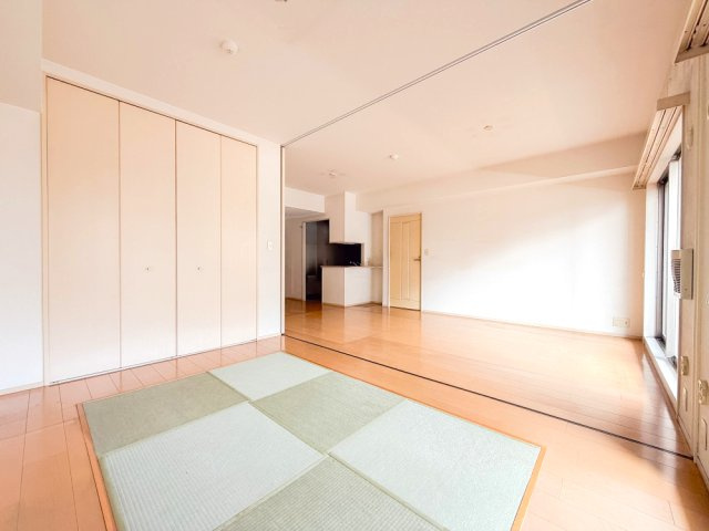 【和室約6.0帖】　裸足でくつろげる和室もございます。畳の香りでリラックス♪