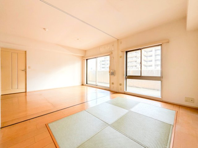 【和室約6.0帖】　採光の良い和室はのんびりと寛げる空間。
