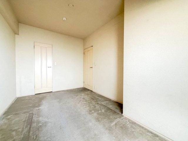 【洋室約5.5帖】　家具の配置のし易い室内です。趣味の部屋としても充分な広さを確保しております。