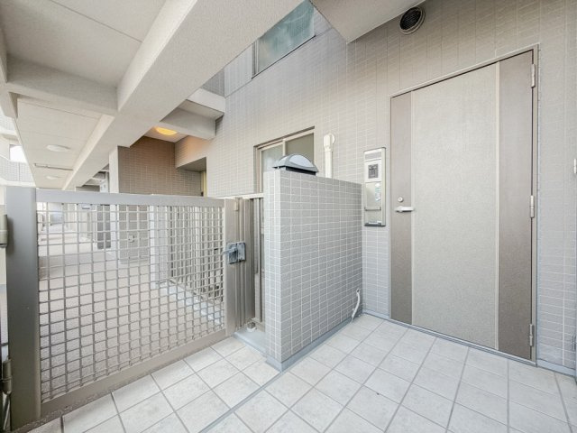 【玄関ポーチ】　戸建ての門構えのような印象を与え、プライバシー保護に。