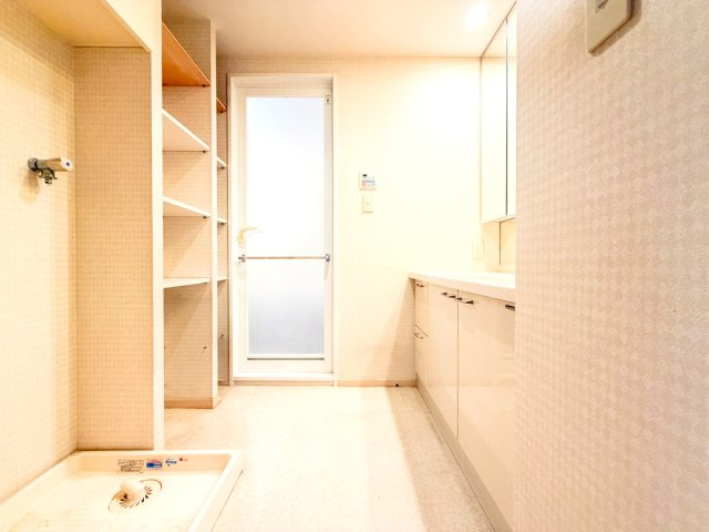【室内洗濯機置き場】　上部のキャビネットにランドリーグッズなどを収納できます。