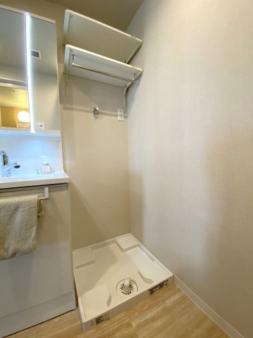【ランドリースペース】洗濯機置場周辺には洗剤や日用品を置けるスペースがあり、毎日の洗濯作業も効率的に行える設計になっています。清潔感のある空間で水回りの家事動線もスムーズでとても快適です。