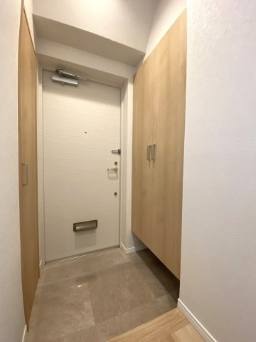 【リノベーション済】すっきりとした印象で住まいの顔にふさわしい清潔感ある玄関スペース。シューズボックスを備えており靴をすっきり収納できます。気持ちよくお客様やご家族を迎えられる空間です。