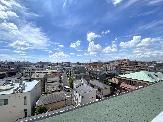 【6階部分からの抜群の眺望】周辺に遮るものがなく、見晴らしの良い開放的なパノラマ眺望が広がります。遠くまで広がる青空を眺めながら心地よい風を感じられ、毎日の暮らしに癒やしを与えてくれます