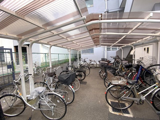 屋根付きで大切な自転車を雨や風からしっかり守れる敷地内駐輪場。乱雑にならず綺麗に整理されて利用されています。お出かけやお買い物、毎日の通勤・通学時にもスムーズに出し入れできて大変便利です。