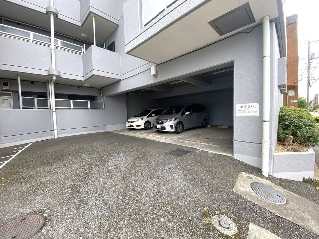 敷地内にある駐車場スペース。愛車を敷地内に停めておけるため、お買い物後の荷物の出し入れやお買い物へのお出かけもスムーズに行えます。空き状況や詳細につきましては気軽にお問い合わせください。