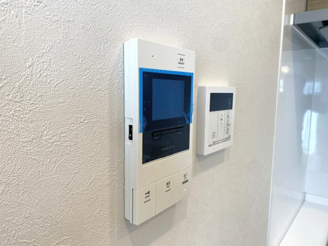 【安心のTVモニター付きインターホン】訪問者の顔を室内からしっかり確認できるため、防犯面でも非常に安心です。お子様のお留守番時や一人暮らしの方でも安全に対応でき、快適な暮らしをサポートします。