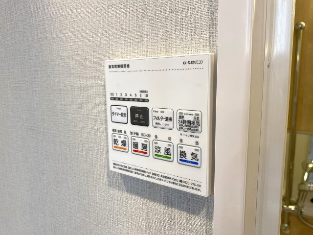 【浴室乾燥機完備】雨の日や夜間のお洗濯、花粉の気になる季節にも大活躍する便利な設備です。浴室内のカビ防止や湿気対策にも効果的で、毎日の家事を快適にサポートし清潔なバス環境を保ちます。