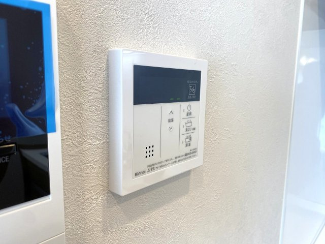 【オートバス・追い焚き機能】ボタン一つでお湯張りや保温が可能な快適設備。生活リズムが異なるご家族でも、いつでも温かいお風呂に入ることができます。快適なバスタイムで一日の疲れを癒やせます
