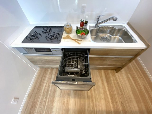 【ビルトイン食器洗い乾燥機】食後の食器洗いの手間を大幅に軽減できる嬉しい設備。手洗いに比べて節水効果も高く、家事の時間を短縮してご家族との時間をゆっくりとお過ごしいただくことができます。
