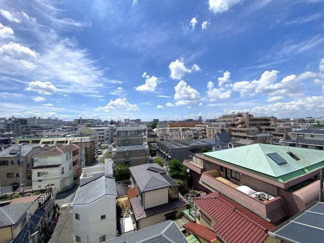 間取り図右側バルコニーからの見晴らし良い眺望。周囲に視界を遮る大きな建物がなく、空が大きく広がるパノラマビューを満喫していただけます。爽やかな風を感じながら快適な日常をお過ごしいただけます。