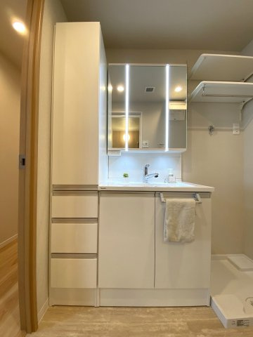【新規交換】機能的な収納を備えた清潔感のある三面鏡付き洗面化粧台。使い勝手が良く忙しい朝の身支度もスムーズに行えます。洗面室全体の空間もスッキリとお使いいただけるスタイリッシュなデザインです。