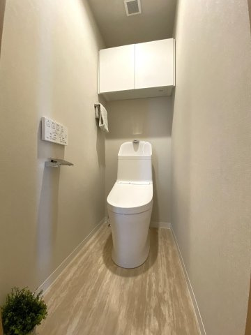 【新規交換】衛生面も安心の温水洗浄便座付きトイレに刷新。落ち着きのある快適なプライベート空間に仕上がっています。手洗いもしやすく、清潔感あふれる空間で毎日心地よく快適にお使いいただけます。