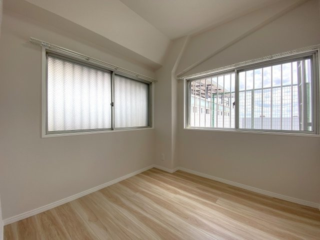 使い勝手の良い約3.8帖の洋室スペース。書斎やリモートワークの部屋としてはもちろん、衣類や大きな荷物をまとめる納戸・衣裳部屋としても大活躍します。用途に合わせて自由にご活用いただける空間です