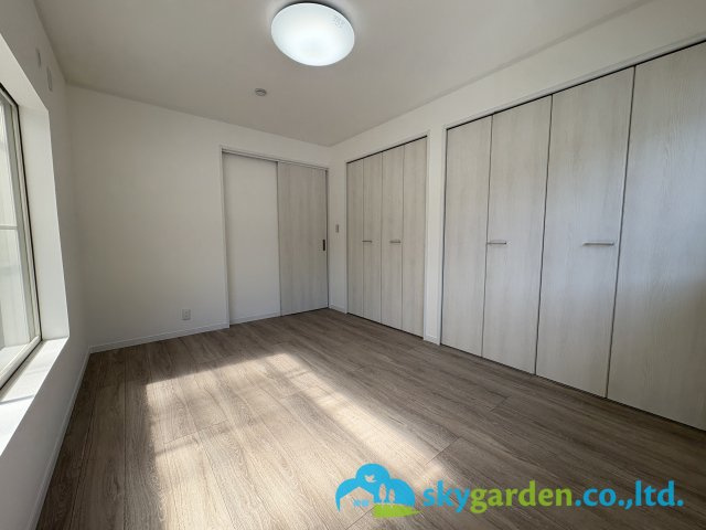 広くて明るい寝室