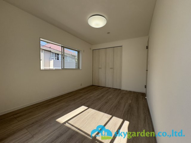 落ち着いた色調の洋室です