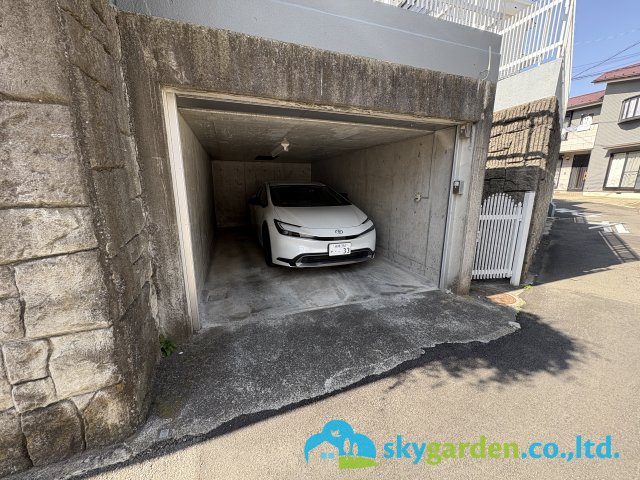 普通車確り入ります（高さ注意）