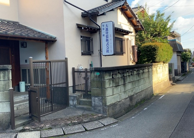 土地の形が極端に長細かったり、狭小地、あるいは道路との高低差がある傾斜地だった場合、後々売ろうとしても買い手がつかない場合もあります。後々、売却することになった時に価値の下がらない土地を選びましょう。