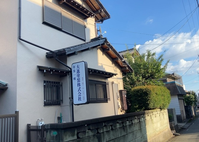 土地の面積＝住宅面積ではありません。建ぺい率の問題などで、土地のある場所によって住宅を建てられる面積は限られています。高さもしかり、「土地」という言葉の中には、建築条件も含まれると考えておきましょう。