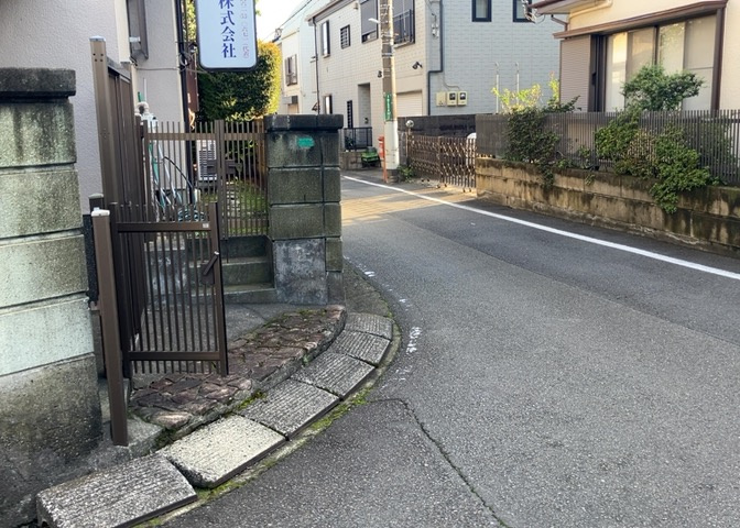 家を建てる場合、方位は要チェックです。現実的に日当たりのよい家ならばリビングは南側、建築基準法でも北側に当たる家への配慮は求められています。土地を見学に行く際は、方位磁針を持って行くようにしましょう。