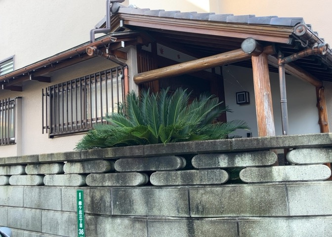 土地を買う際、住む地域の自治体や福祉の補助制度にも注目してみましょう。子供や老人の医療補助やゴミ出しのルールなど、自治体によってルールに大きな違いがあるため、暮らしやすい土地で判断するとよいでしょう。