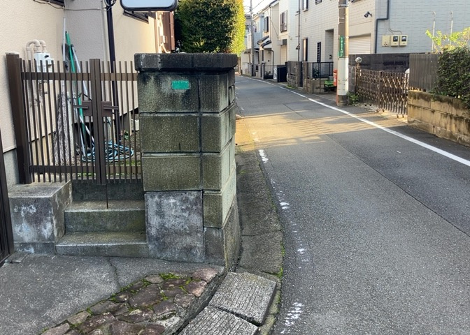 土地の前の道路に消火栓が設置されていることがあります。この場合、道路交通法第45条第1項により、駐車禁止の場所が指定されています。そのため、車庫などの駐車スペースをつくることができない場合があります。