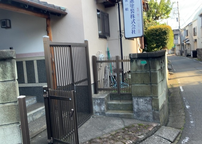 現地に行くなら、物件の周囲の地形がどうなっているかを見ることも大切です。周辺より低くなっている土地では、大雨などで水が集まりやすいため、地盤が弱くなっているということも考えられるため、注意が必要です。