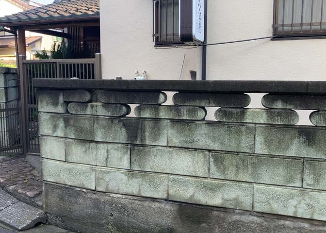 土地購入を検討されている場合、境界杭がない状態で購入してしまうと境界確定測量をする必要があり、費用がかかります。購入の前に、売主、隣土地所有者立ち合いのもと境界を確定し境界杭を設置するのがベストです。
