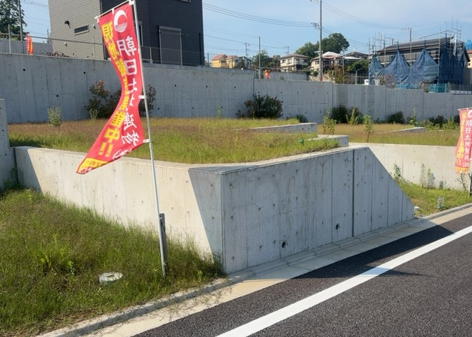 土地の形が極端に長細かったり、狭小地、あるいは道路との高低差がある傾斜地だった場合、後々売ろうとしても買い手がつかない場合もあります。後々、売却することになった時に価値の下がらない土地を選びましょう。