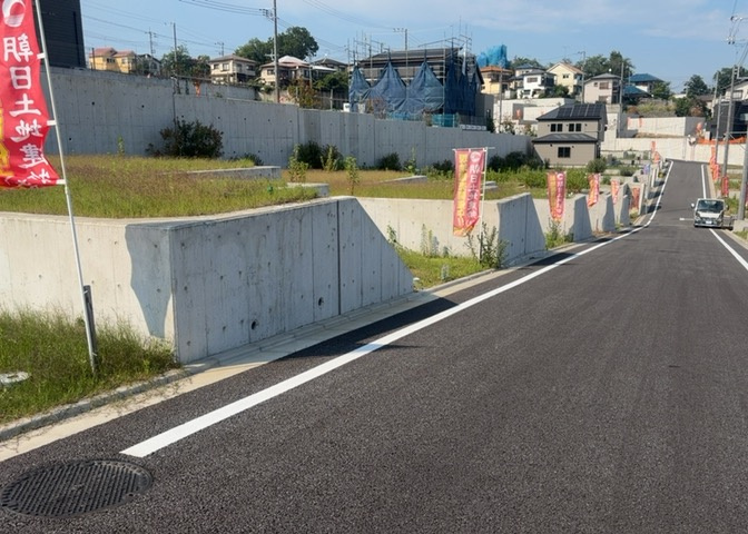 土地の面積＝住宅面積ではありません。建ぺい率の問題などで、土地のある場所によって住宅を建てられる面積は限られています。高さもしかり、「土地」という言葉の中には、建築条件も含まれると考えておきましょう。