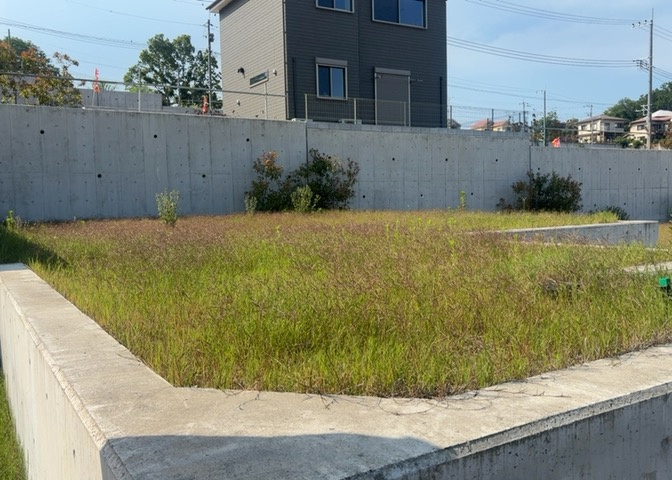 家を建てる場合、方位は要チェックです。現実的に日当たりのよい家ならばリビングは南側、建築基準法でも北側に当たる家への配慮は求められています。土地を見学に行く際は、方位磁針を持って行くようにしましょう。