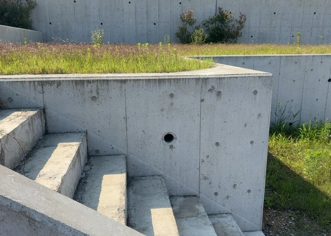 土地の前の道路に消火栓が設置されていることがあります。この場合、道路交通法第45条第1項により、駐車禁止の場所が指定されています。そのため、車庫などの駐車スペースをつくることができない場合があります。