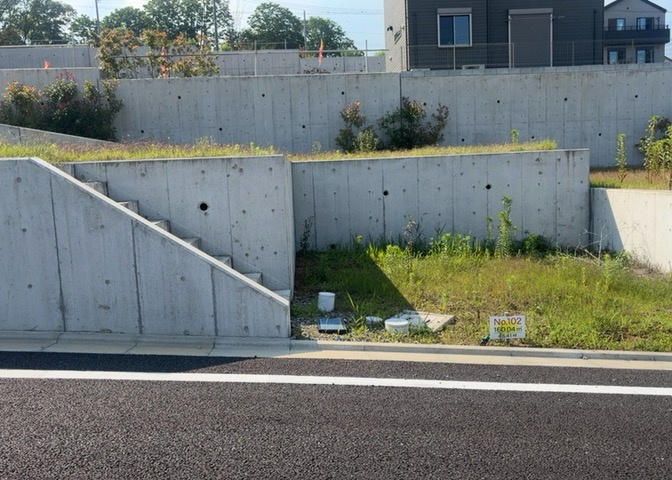 販売されている全ての土地が、宅地用の土地であるとは限りません。都市計画法に基づき、基本的に住宅を建てることができるのは土地計画区であることに加え、市街化区域として定められている地域のみとなっています。