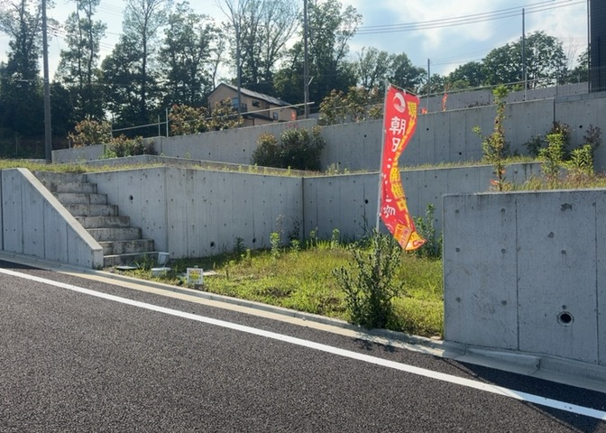 現地に行くなら、物件の周囲の地形がどうなっているかを見ることも大切です。周辺より低くなっている土地では、大雨などで水が集まりやすいため、地盤が弱くなっているということも考えられるため、注意が必要です。