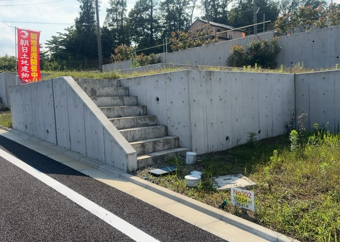 隣家の土地はどうなっているのか、生活利便施設が近くにあるのか、学校まで近いかなど、お客様のライフスタイルにあわせたイメージが重要です。また、近くにあると困る施設が近くにないかも確認するといいでしょう。